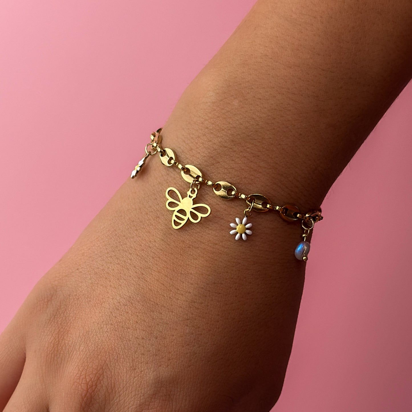 Bee Blossom bracelet with daisy charm in golden finish
