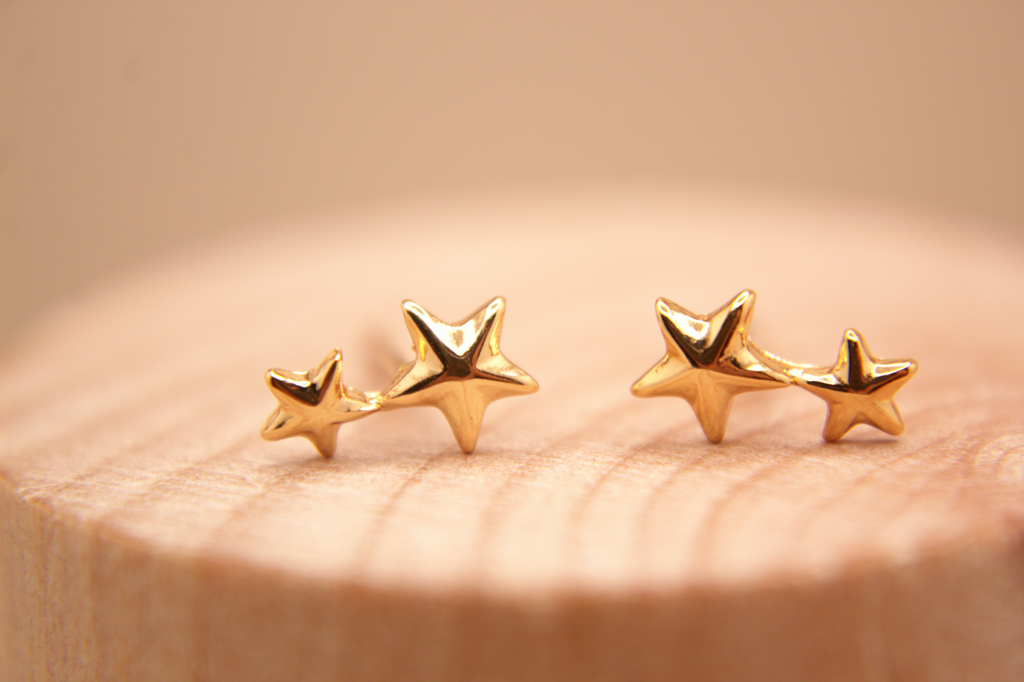 Minimalist star studs in rhodium plated metal.