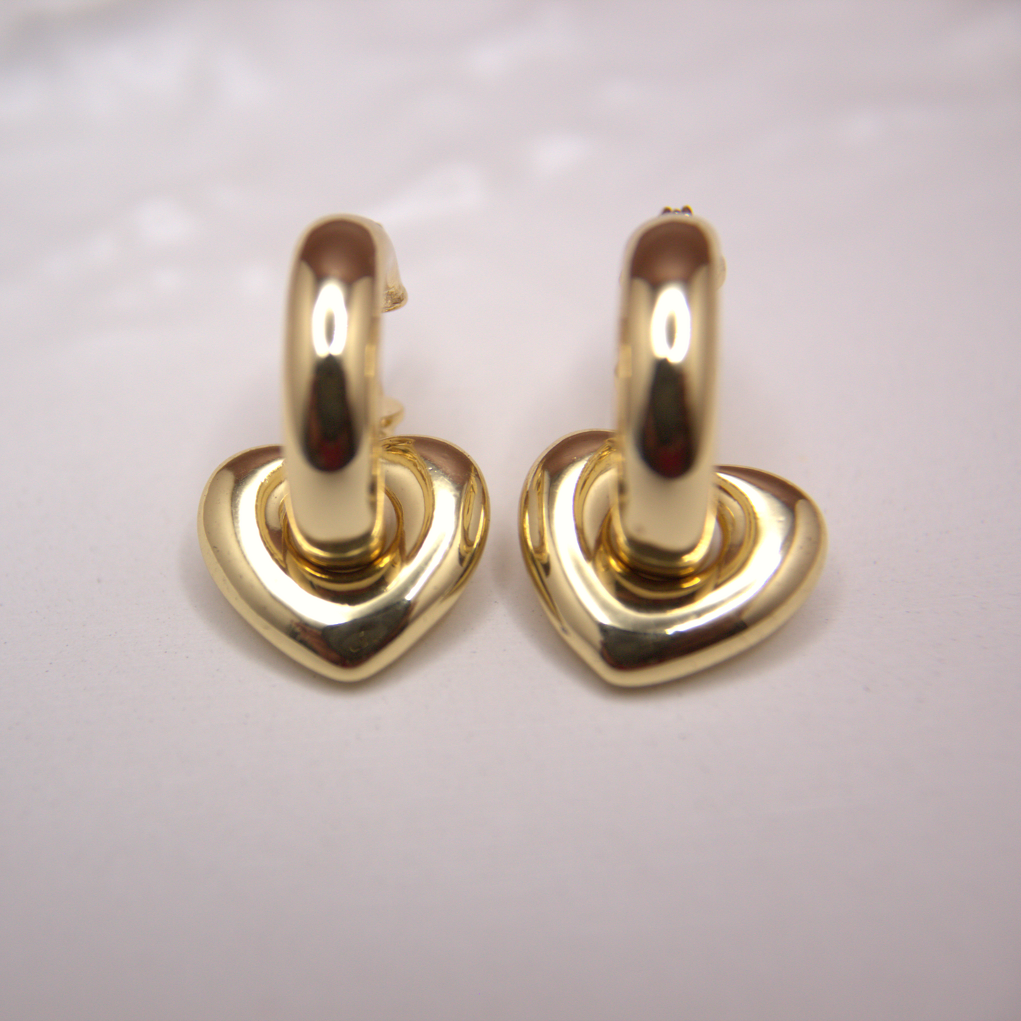 Amoura Hoops