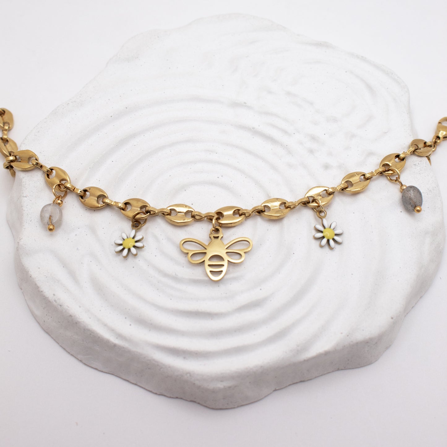 Golden bee and flower charm bracelet in PVD gold stainless steel
