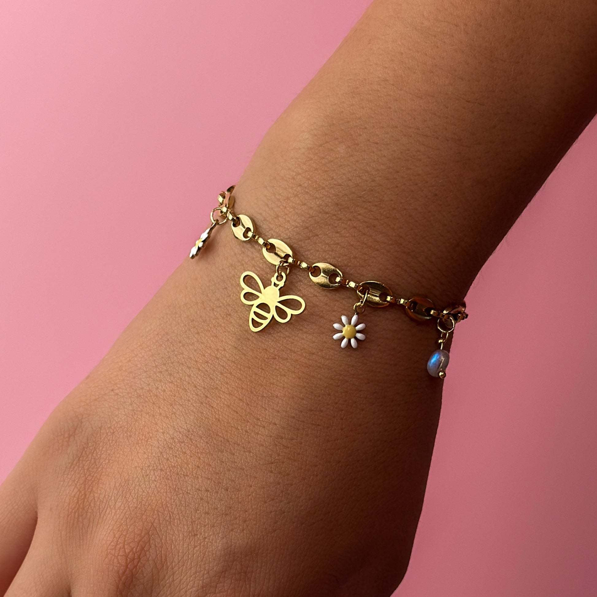 Bee Blossom bracelet with daisy charm in golden finish