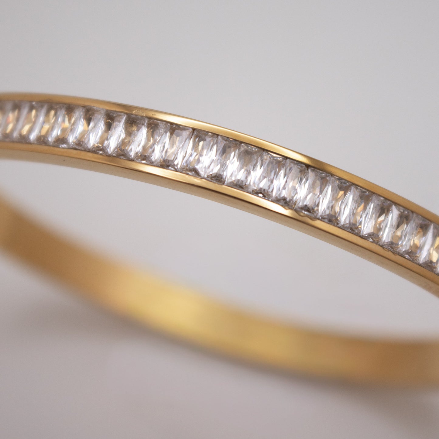 Wide golden rhinestone bangle in PVD gold stainless steel