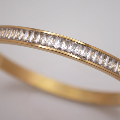 Wide golden rhinestone bangle in PVD gold stainless steel