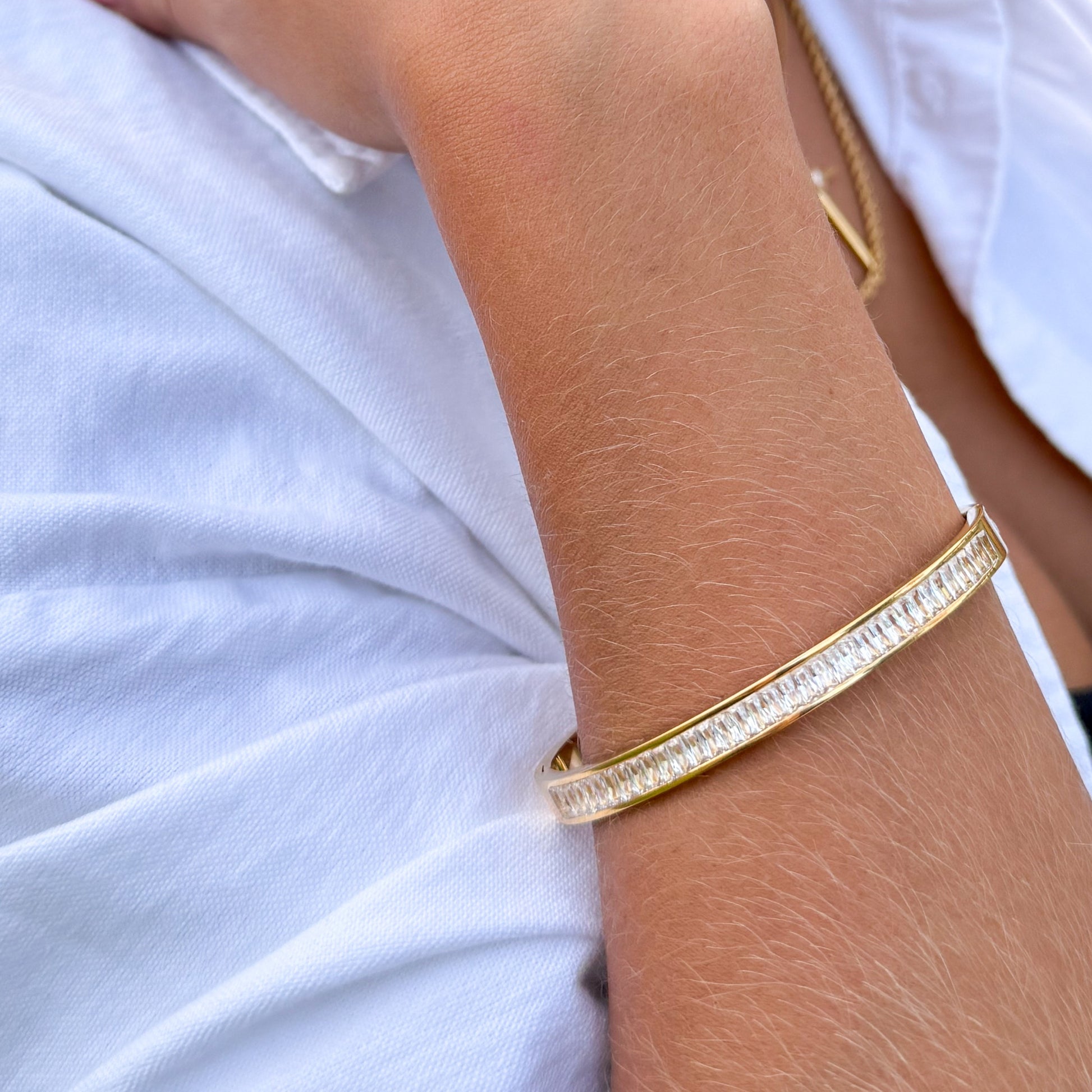Wide golden rhinestone bangle in PVD gold stainless steel