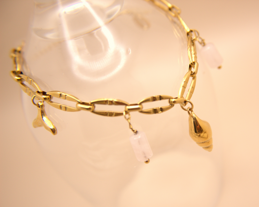 Ocean-inspired Seashell Dreams Bracelet in stainless steel with gold finish