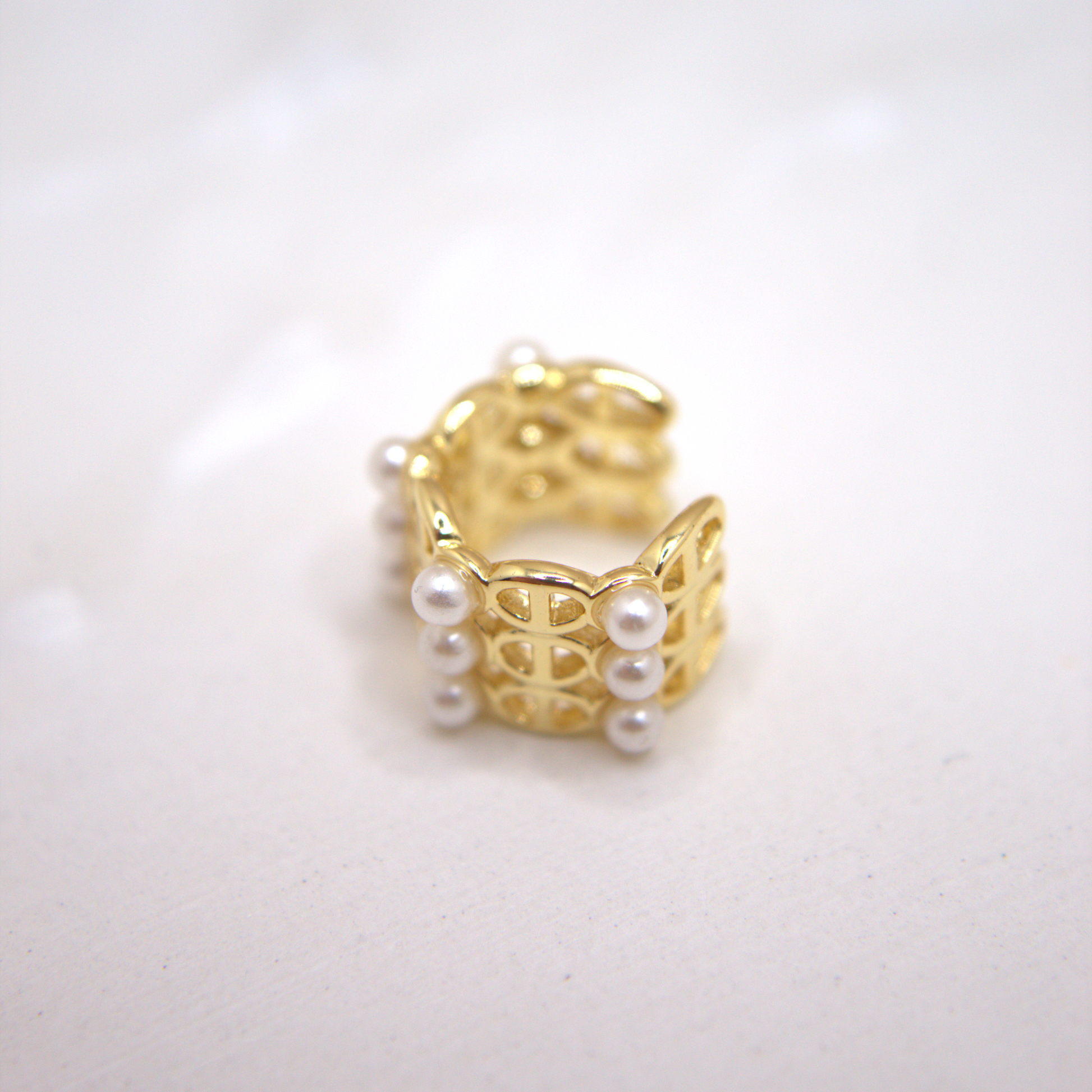 No-piercing ear cuff featuring delicate pearls and geometric design.