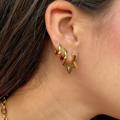 Medium gold star-shaped hoops, waterproof stainless steel earrings, chic and trendy.