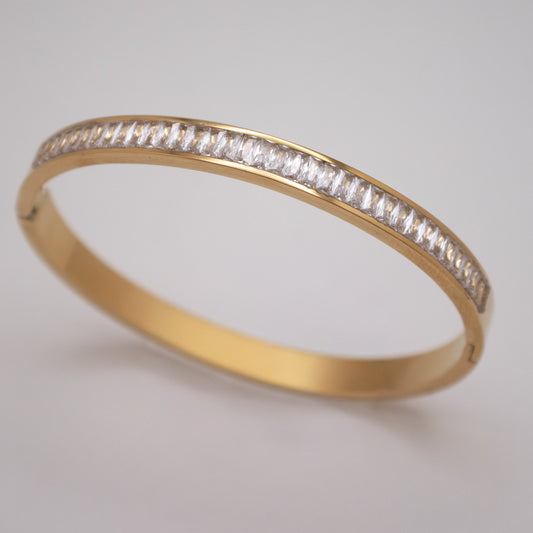 Wide golden rhinestone bangle in PVD gold stainless steel