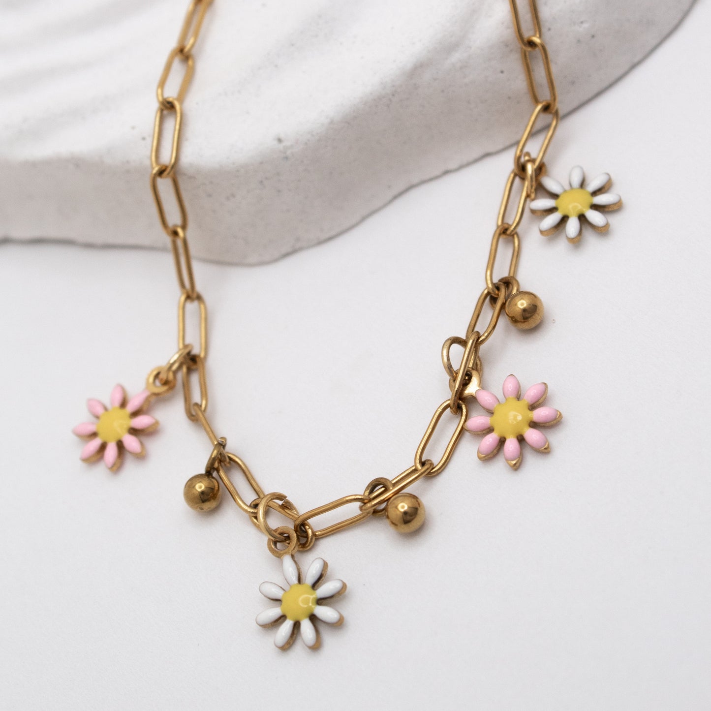 Golden anklet with pink daisy charms in PVD stainless steel
