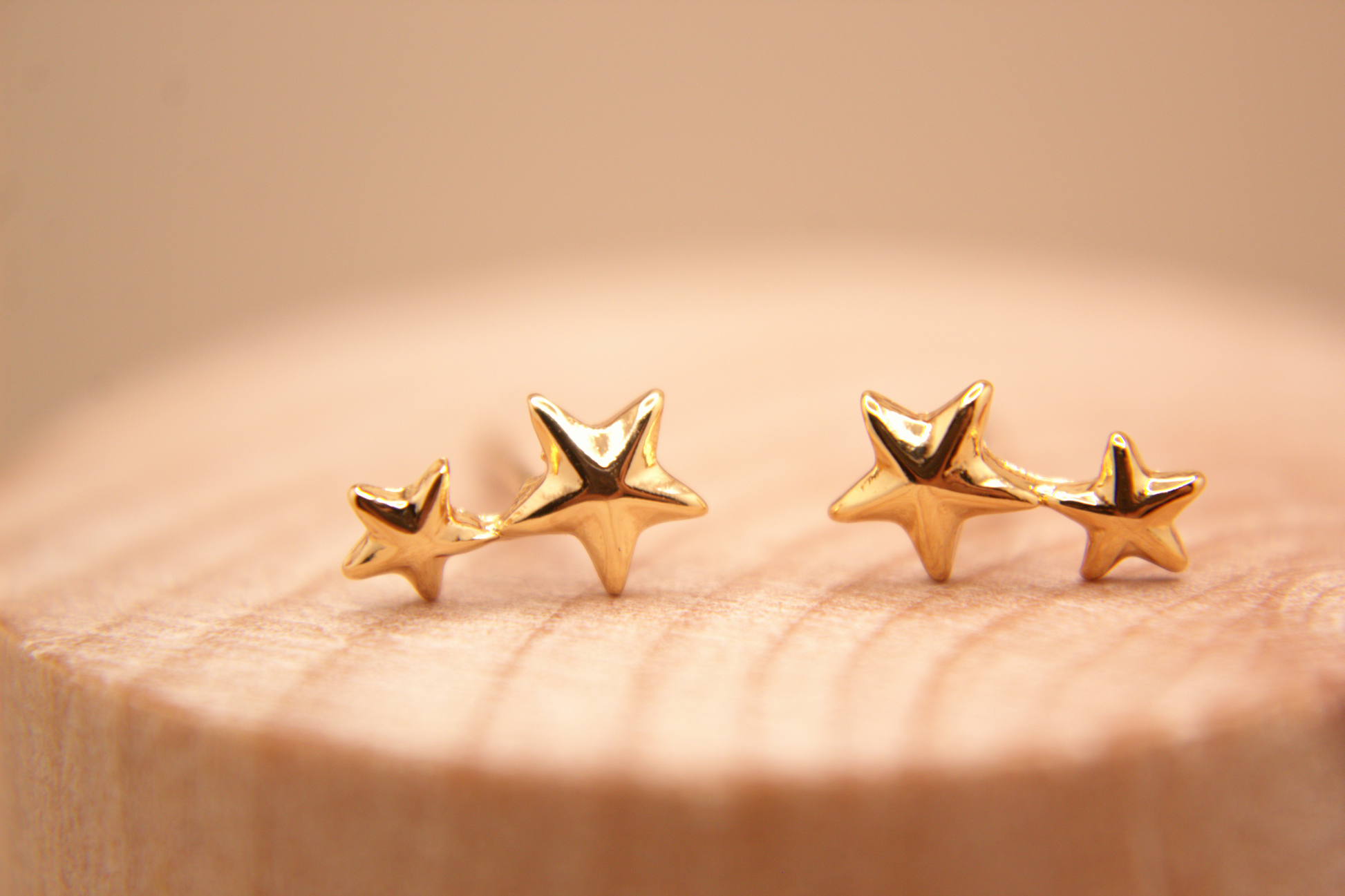 Minimalist star studs in rhodium plated metal.