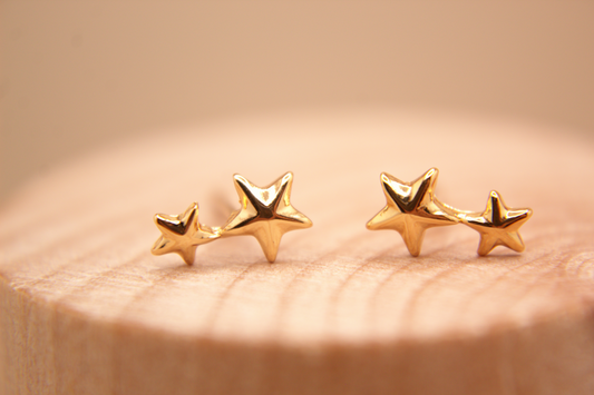 Minimalist star studs in rhodium plated metal.