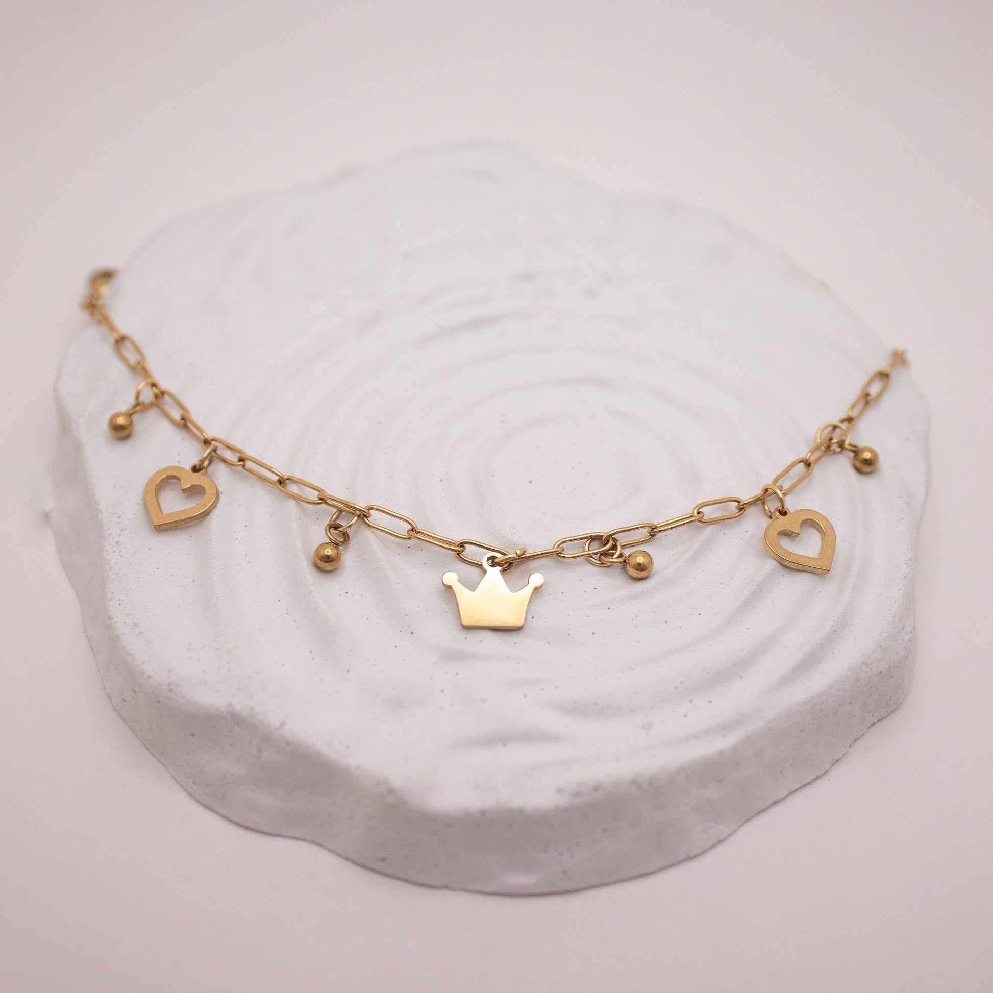 Gold charm bracelet with heart and crown details in PVD stainless steel