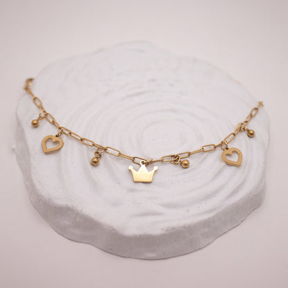 Gold charm bracelet with heart and crown details in PVD stainless steel