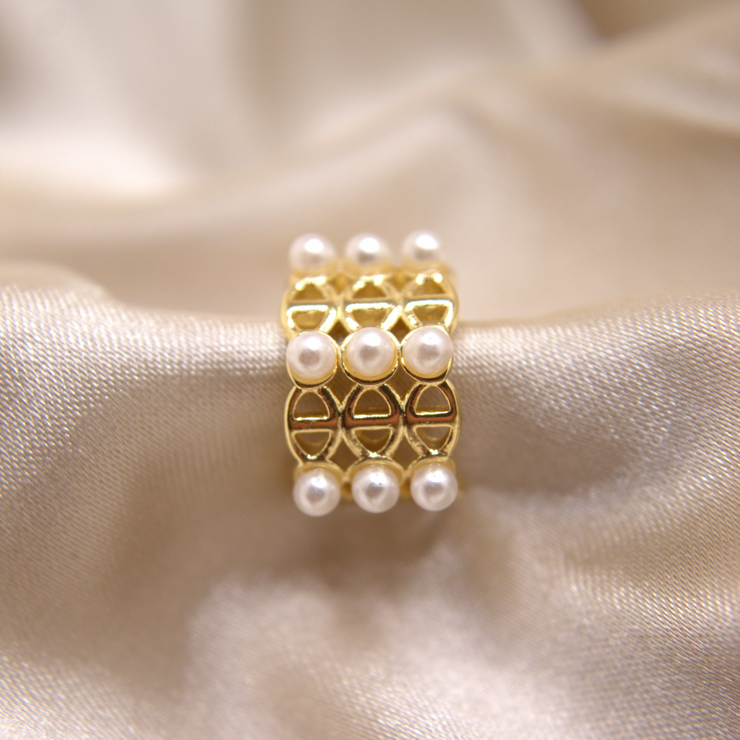 Rhodium-plated ear cuff with white pearls for a modern ocean-inspired look.