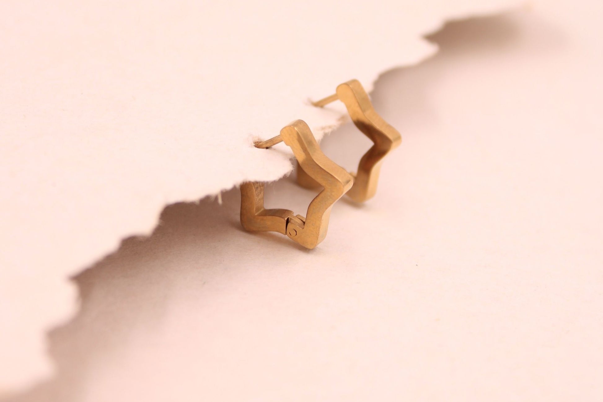 Small gold star-shaped hoop earrings, PVD stainless steel, trendy and waterproof.