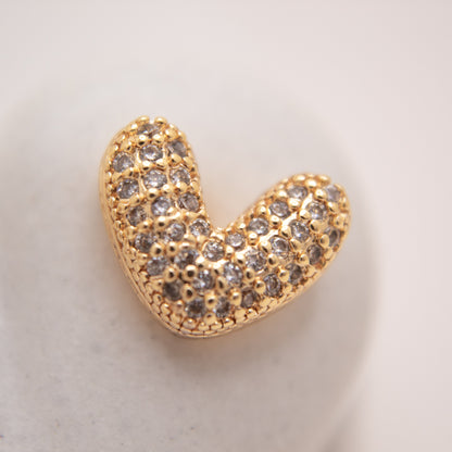 Romantic gold heart earrings with sparkling zirconia inlays.