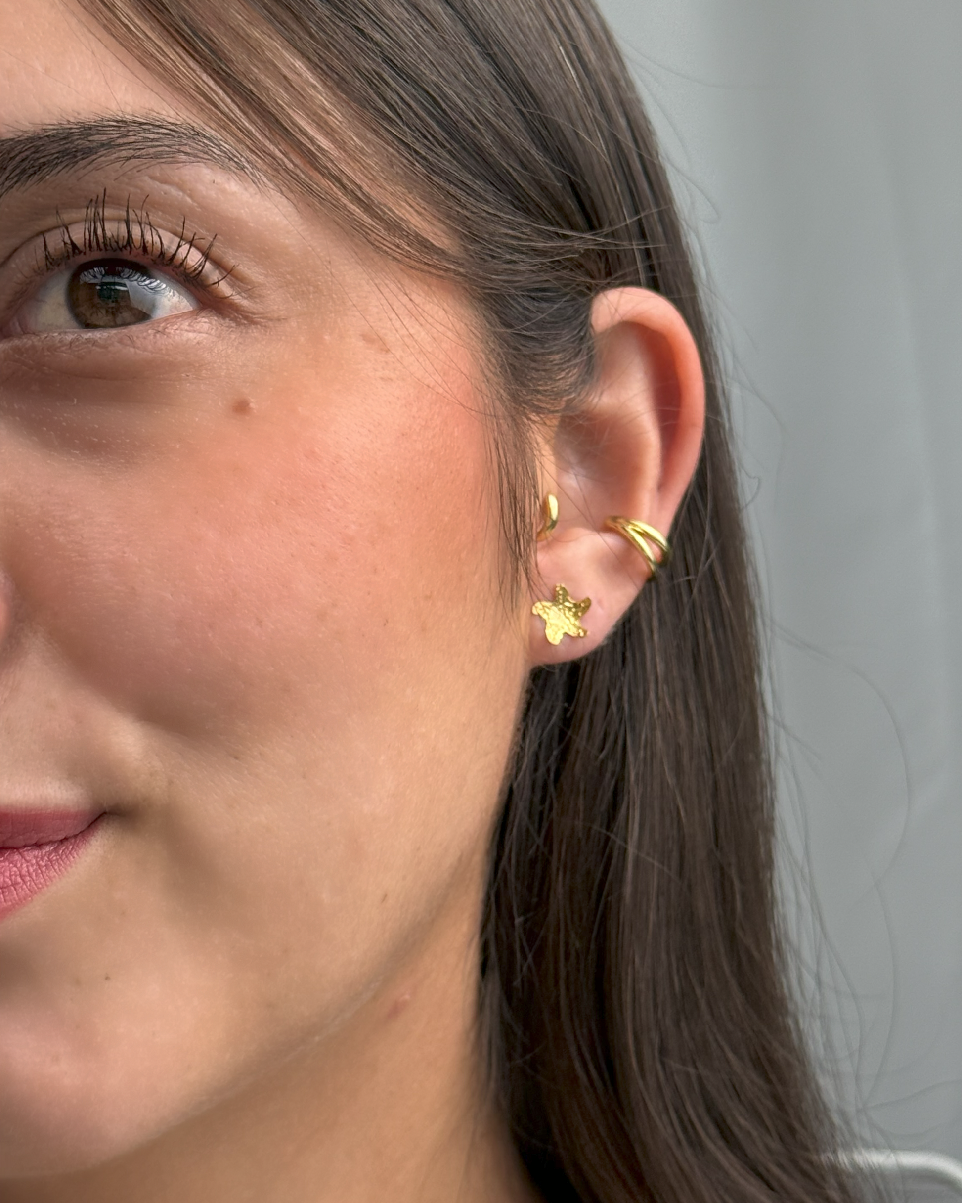 Ocean-inspired golden starfish earrings, waterproof and hypoallergenic.